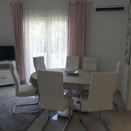 Apartments Mare Banjol Екстериор снимка