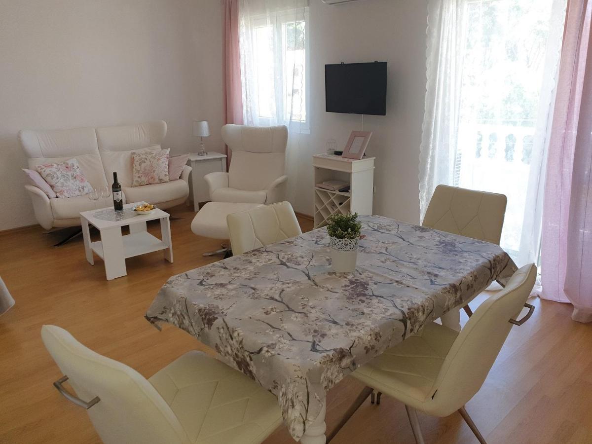 Apartments Mare Banjol Екстериор снимка