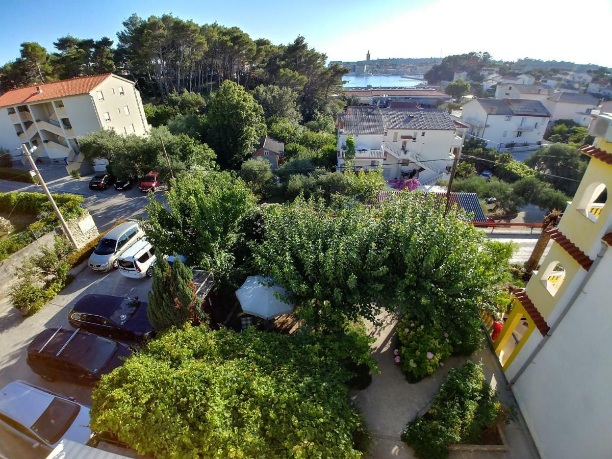 Apartments Mare Banjol Екстериор снимка